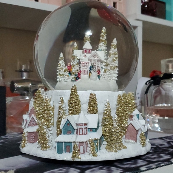 Pastel/white/gold musical snowglobe - Picture 1 of 1